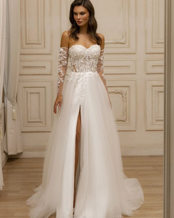 Στράπλες νυφικό με μανίκια και σκίσιμο