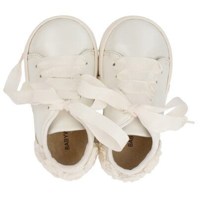 Βαπτιστικά sneakers από δέρμα περλέ σε εκρού με chiffon λουλούδια