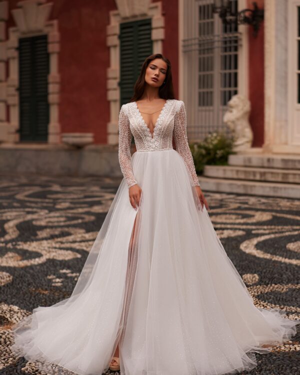 Ρομαντικό νυφικό με βαθύ ντεκολτέ