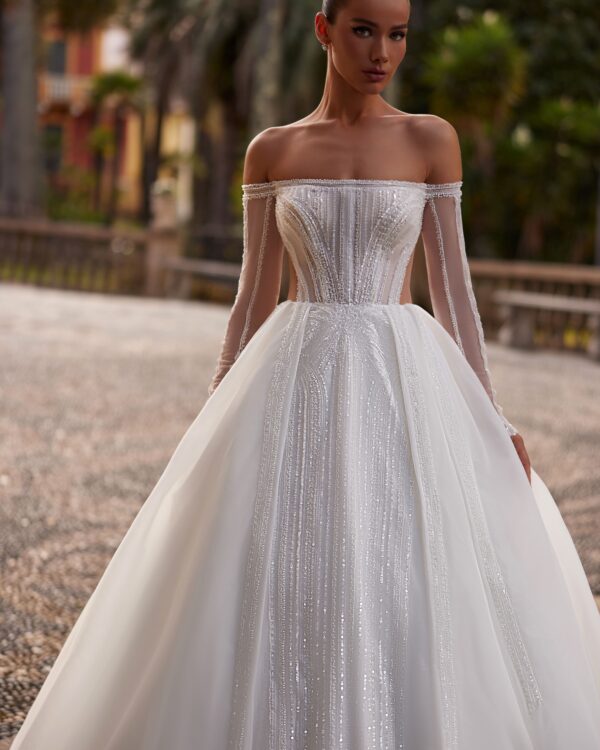 Κομψό νυφικό με μανίκια