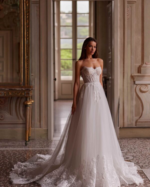 Νυφικό σε Α γραμμή με στράπλες ντεκολτέ