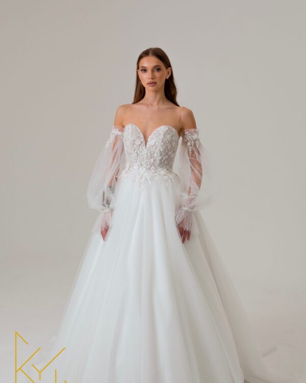 Εντυπωσιακό νυφικό με μπούστο από δαντέλα και μανίκια