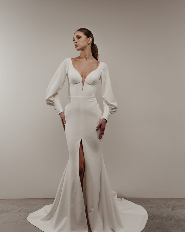 Αριστοκρατικό νυφικό με ουρά από γαλλικό κρεπ