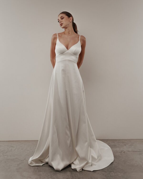 Μεταξωτό νυφικό σε Α γραμμή