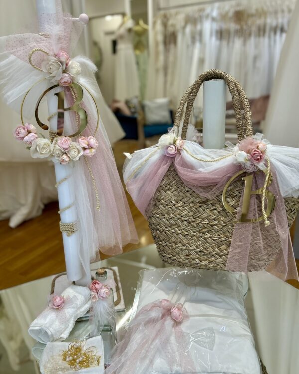 Ολοκληρωμένο πακέτο βάπτισης με ψάθινη τσάντα σε ρομαντικό στιλ