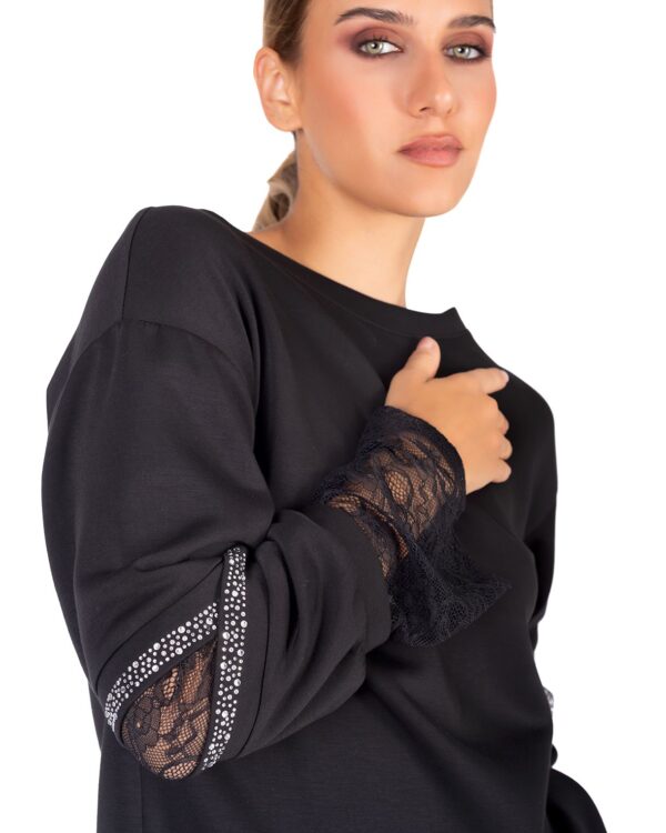 Μαύρη γυναικεία μπλούζα με δαντέλα και strass στα μανίκια