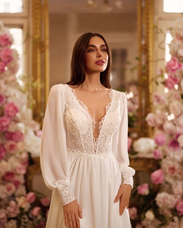 Νυφικό φόρεμα με μακριά μανίκια και δαντέλα