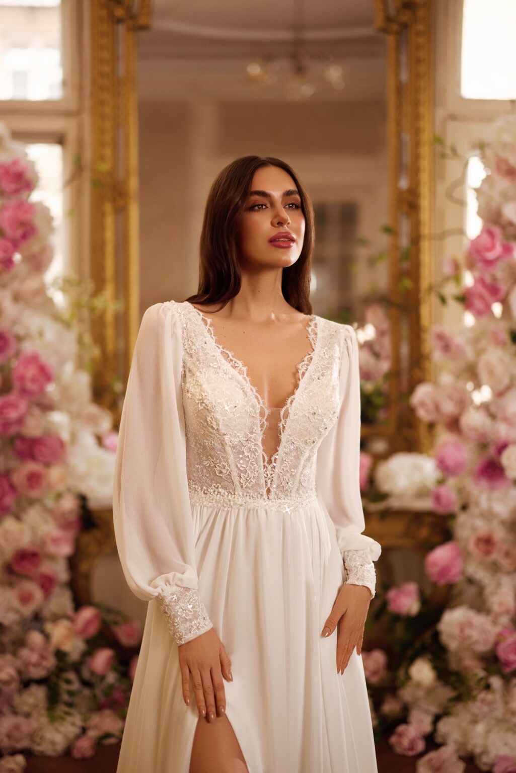 Νυφικό φόρεμα με μακριά μανίκια και δαντέλα