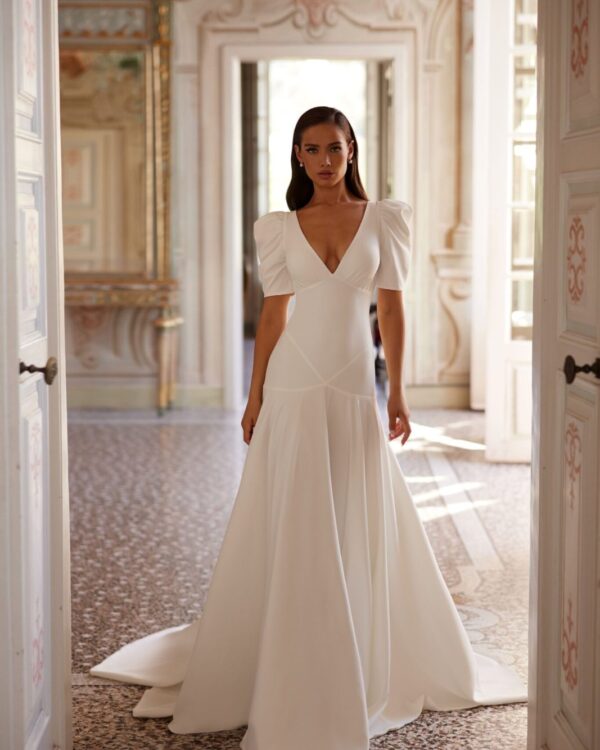 Νυφικό φόρεμα με V Ντεκολτέ και κοντά μανίκια