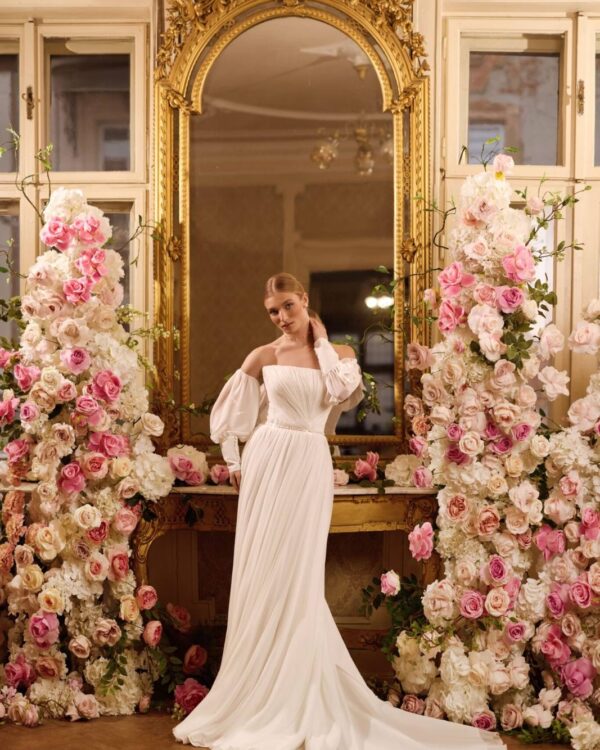 Ρομαντικό νυφικό με Φουσκωτά Μανίκια και Αέρινη Ουρά