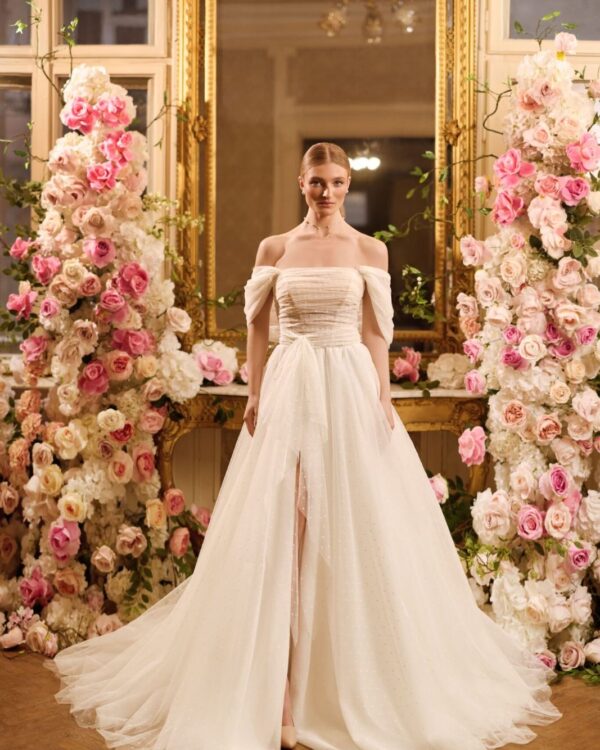 Αέρινο Τούλινο Νυφικό Φόρεμα με Ρομαντική Ουρά & Δαντελένιο Μπούστο