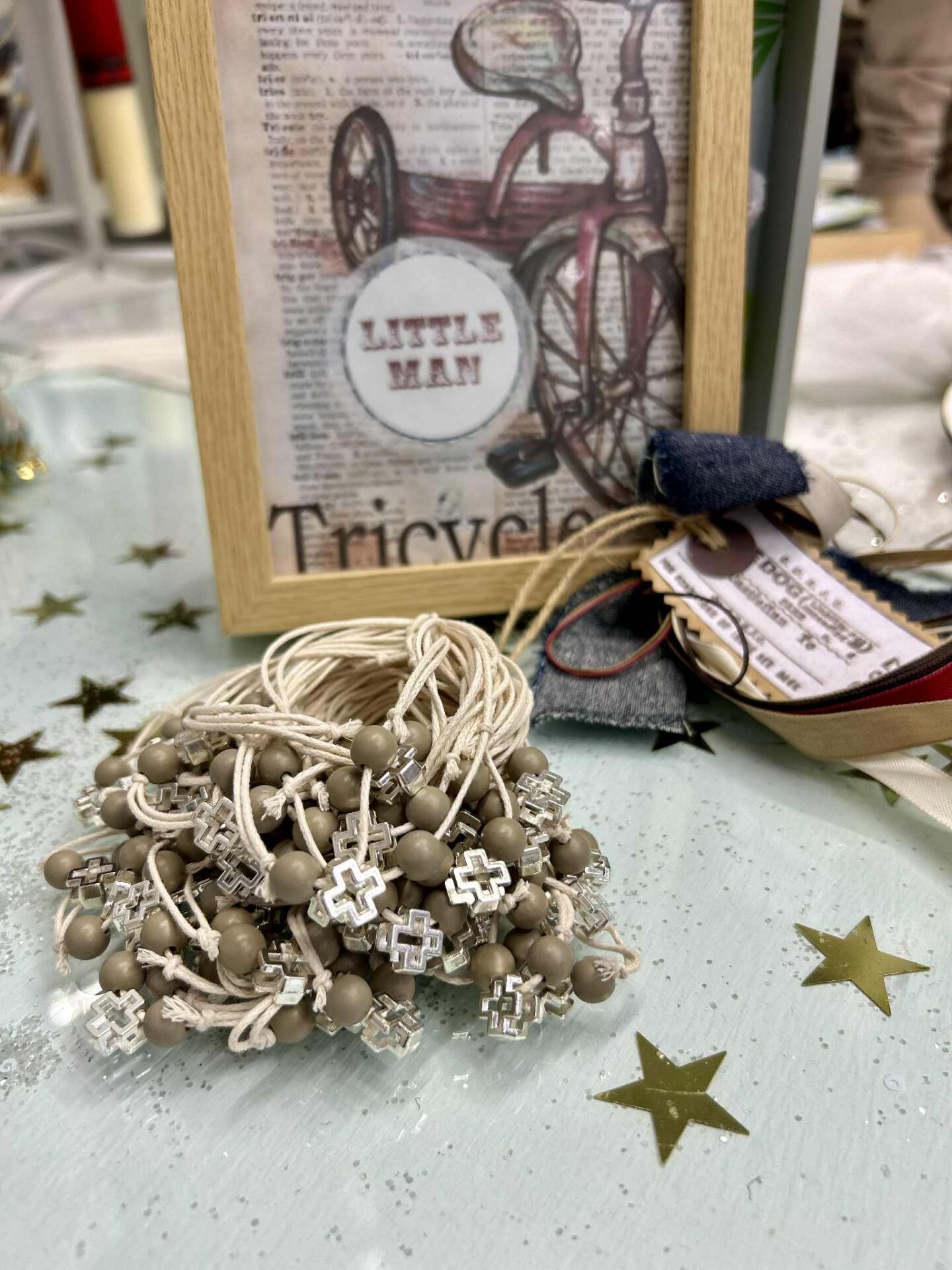 Μαρτυρικά βραχιολάκια για βάπτιση με ιδιαίτερο σταυρό και χάντρες