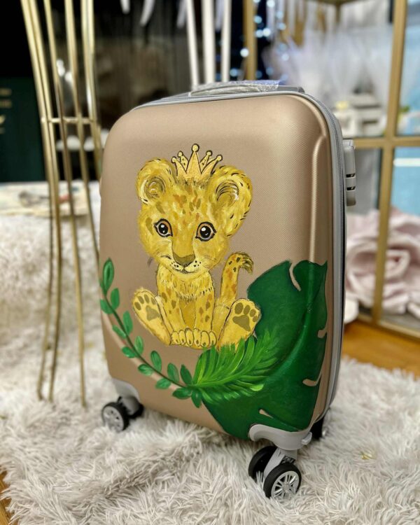 vaptisi-koritsiou-valitsa-trolei-zografismeni-sto-cheri-me-thema-liontaraki