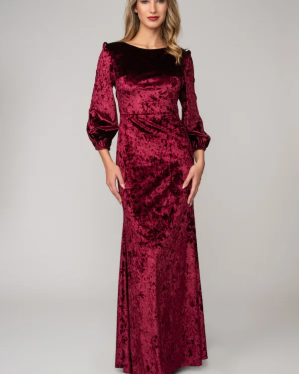 Μακρύ βελούδινο φόρεμα με άνοιγμα στην πλάτη