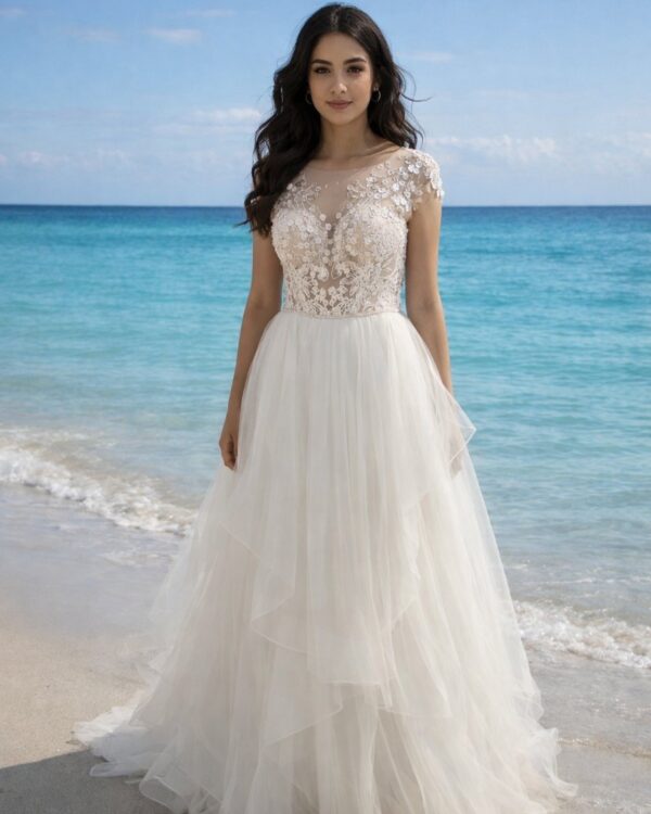 Ρομαντικό, διαχρονικό νυφικό με ημιδιάφανο μπούστο διακοσμημένο με πλούσια δαντέλα και ανάγλυφα floral μοτίβα.