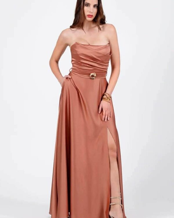 Εντυπωσιακό maxi φόρεμα με strapless μπούστο