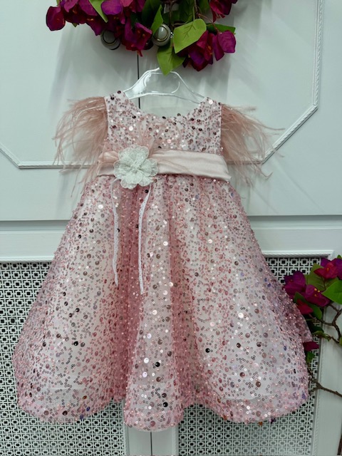 Εντυπωσιακό ροζ φόρεμα με πούλιες και φτερά