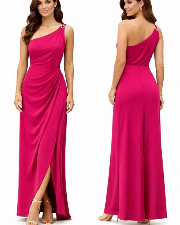 Maxi φόρεμα με σκίσιμο, έναν ώμο και εντυπωσιακή λεπτομέρεια (αγκράφα ή κέντημα)