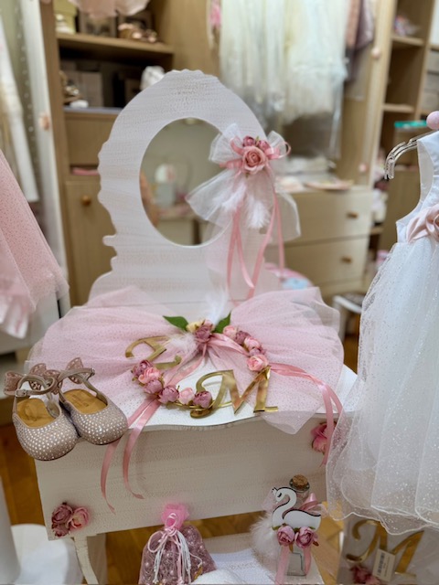 oloklhrwmeno paketo baptishs me ksulino mpoudouar(6) Princess-themed vanity setup with a white mirror chair, pink tulle tutu, tiny gold sparkly shoes, and pink florals; decorative M letter on top.