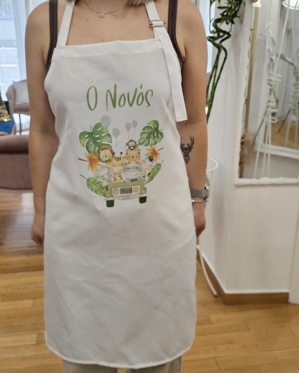 Person wearing a white apron with a green 'O Novos' logo and a cartoon safari scene in a store environment.