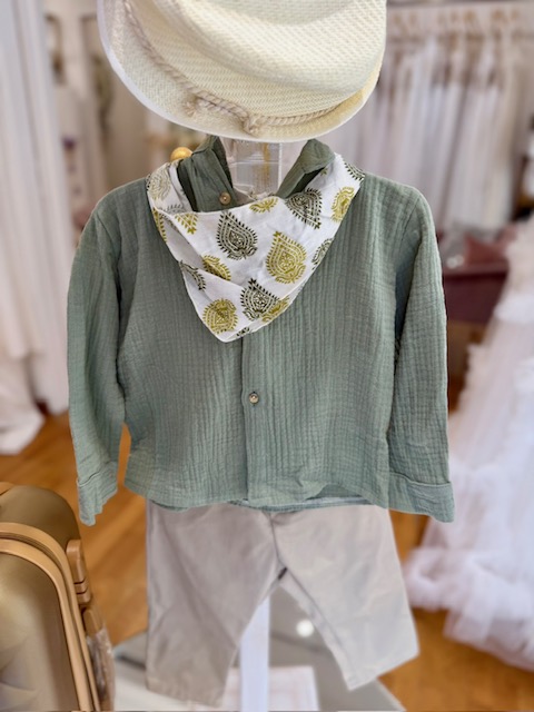 oloklhrwmeno paketo baptishs me thema th xhna(3) Kid-sized outfit on a mannequin: sage green textured shirt, light gray shorts, white bandana with pineapple print, and a straw hat.
