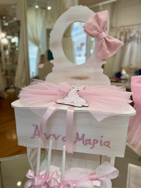 oloklhrwmeno paketo baptishs me ksulino mpoudouar me thema thn kamhlopardalh(7) White wooden princess vanity with a circular mirror, pale pink ribbons, and pink tulle in a display setup.